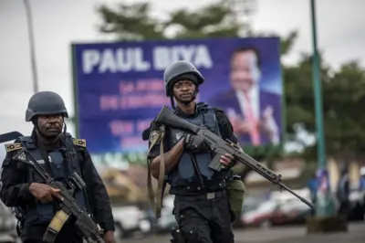 Une patrouille de police camerounaise lors d'un meeting en octobre 2018 à Buea