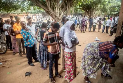Des électeurs devant un bureau de vote à Lomé
