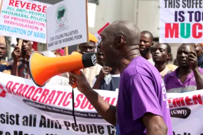 Des membres de groupes de la société civile organisent une manifestation pacifique pour protester contre les difficultés économiques et les politiques gouvernementales hostiles à l'occasion de la Journée de la démocratie au Nigeria, à Ikeja, Lagos, Nigeria, le 12 juin 2024.