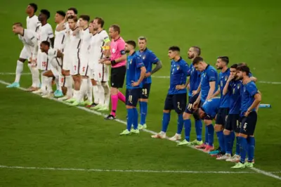 Les joueurs se rassemblent sur la ligne médiane avant la séance de tirs au but lors de la finale de l'UEFA EURO 2020 entre l'Italie et l'Angleterre au stade de Wembley à Londres, le 11 juillet 2021. 