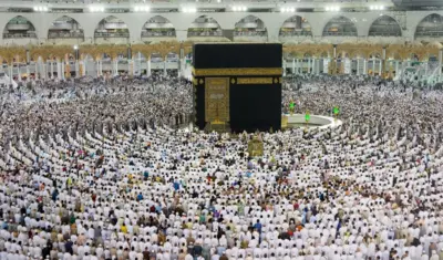 Les fidèles prient devant la Kaaba, l'édifice cubique de la Grande Mosquée de La Mecque. 