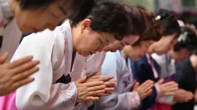 Budistas rezando durante uma cerimônia no templo Jogyesa em Seul, em 15 de maio de 2024