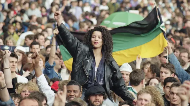 На рок-концерте зрители подняли флаг АНК