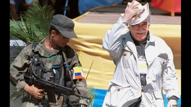 Маркес (справа) идет рядом с повстанцем во время мирных переговоров. 7 января 1999 года, юг Колумбии. Рейтер