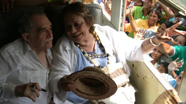 Маркес с супругой Мерседес смотрит в окно поезда, который прибывает в его родной город. Аракатака, Колумбия, 30 мая 2007 г. Рейтер.