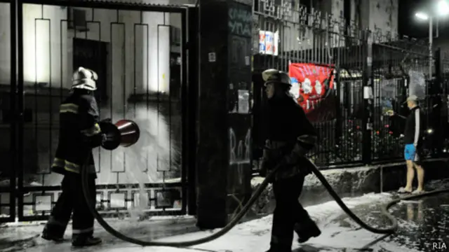 Пожарнуые тушат огонь в посольстве РФ в Киеве