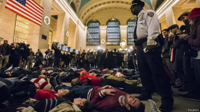 Люди лежат на полу на вокзале