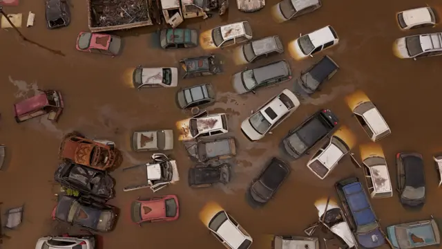 Imagem feita com drone mostra carros submersos em água barrenta em Eldorado do Sul, em 13 de maio de 2024