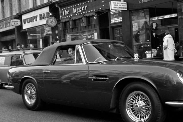 Принц Чарльз за рулем своего Aston Martin