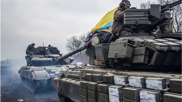 Украинские военные выходят из Дебальцево в Артемовск (сейчас Бахмут), 19 февраля 2015 года