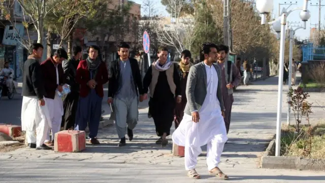 Группа студентов-мужчин идет по улице