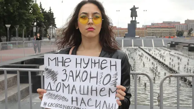 Участница митинга