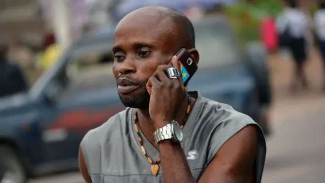 Un homme à Kinshasa tenant un téléphone