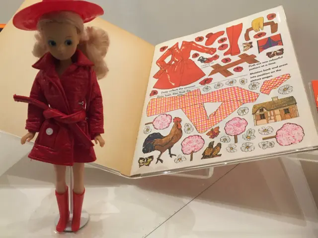 куколка Дейзи и книжка с трафаретами кукольной одежды