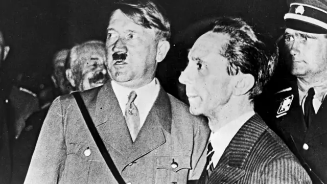 Некоторые историки утверждали, что сатирически изображать нацистов - это неверно с моральной точки зрения