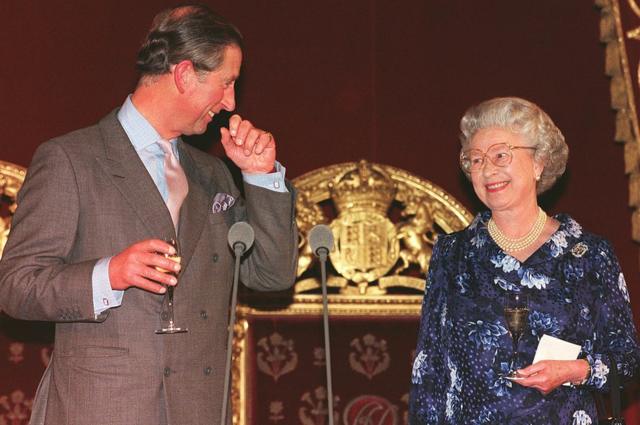 Принц Чарльз в день своего 50-летия вместе со своей матерью, королевой Елизаветой