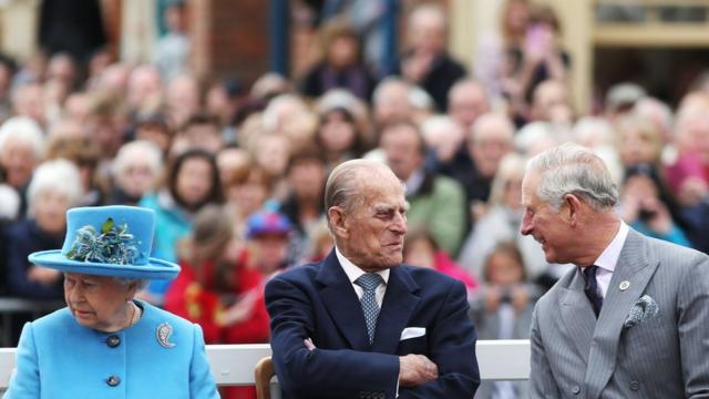Королева Елизавета II, герцог Эдинбургский и принц Уэльский.