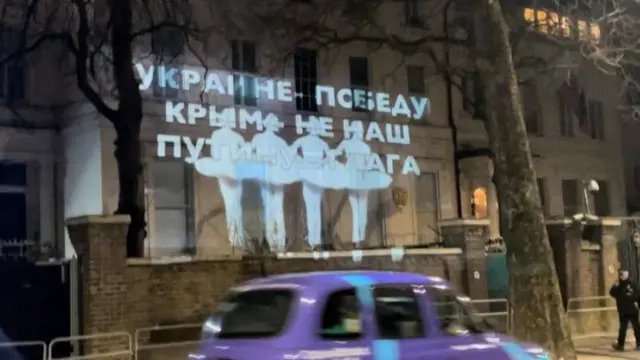 проекция на здании посольства России в Лондоне