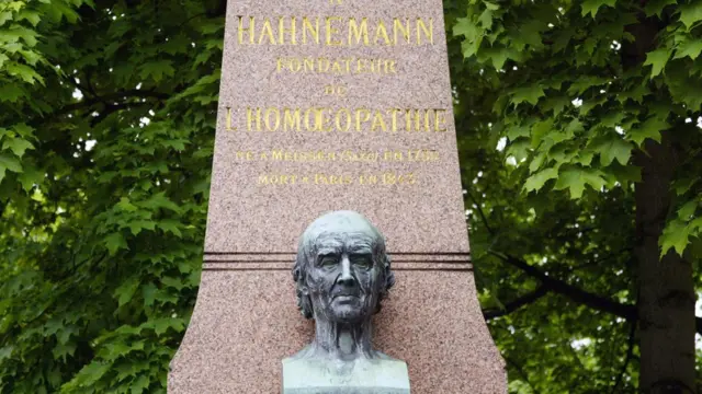 Памятник на могиле Ганемана, основателя гомеопатии, в Париже. 2004 год.