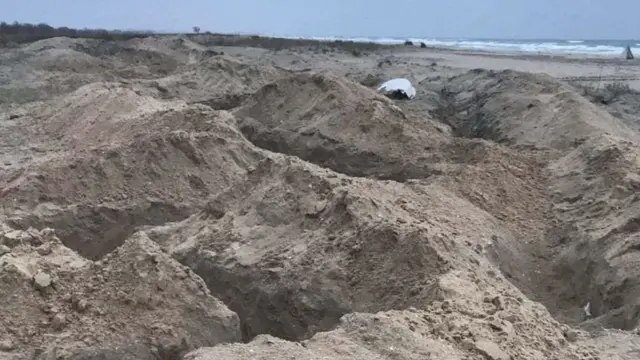 Окопы на пляже близ села Молочное в Крыму
