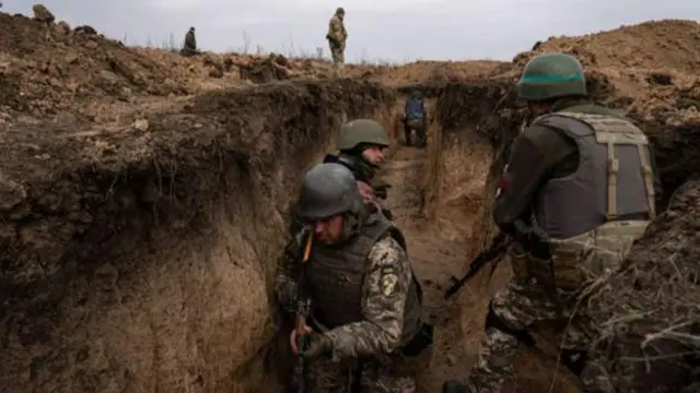 Украинские военные в окопах под Херсоном