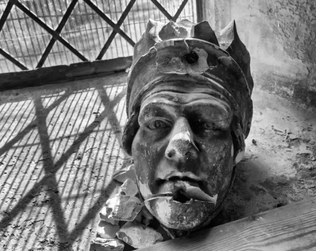 Каменная голова короля в церковном окне