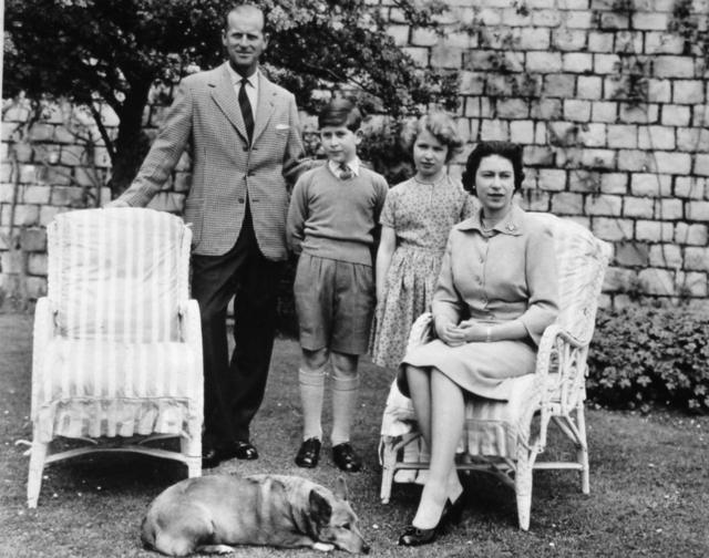 Королева Елизавета, герцог Эдинбургский и двое детей