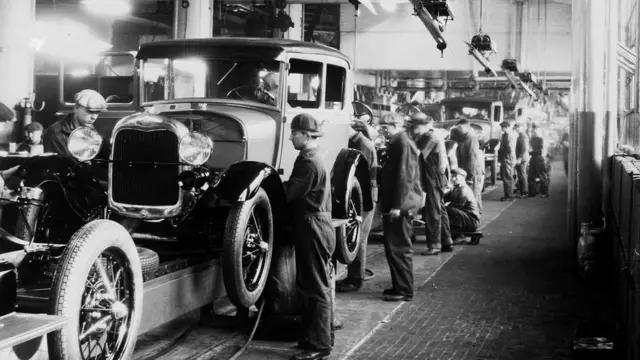 Работники на сборочном конвейере завода Ford Motor Company в Дирборне, штат Мичиган