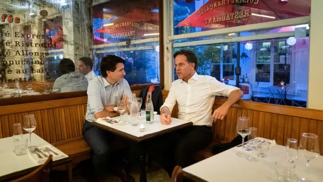 Премьеры Канады и Нидерландов Джастин Трюдо и Марк Рутте в кафе в Гааге