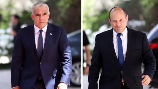 Лидер партии Йемина Нафтали Беннет (справа) и лидер партии Йеш Атид Яир Лапид (слева)