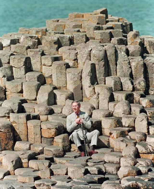 Принц Чарльз и так называемое Кресло желаний на Тропе великанов, Ирландия
