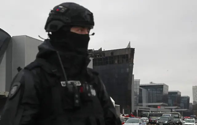 Сотрудник российского спецподразделения у здания "Крокуса"