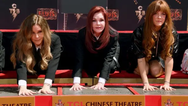 Слева направо: Лиза Мари Пресли, Присцилла Пресли и Райли Кио