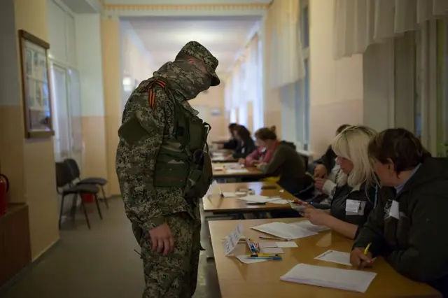 Боєць одного із збройних формувань самопроголошеної ДНР на виборчій дільниці у захопленому Краматорську