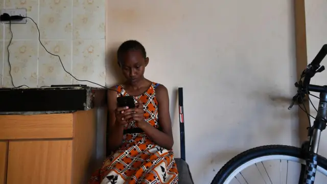 Une fille kenyane utilisant un smartphone