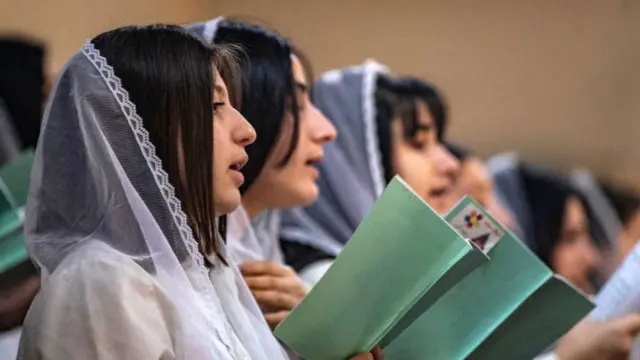 Прихожане исполняют рождественские гимны на литургии в Сирийской яковитской церкви Девы Марии в населенном преимущественно курдами городе Эль-Камышлы на северо-востоке Сирии