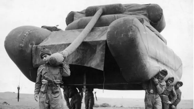 1956 год, британские солдаты переносят надувной танк