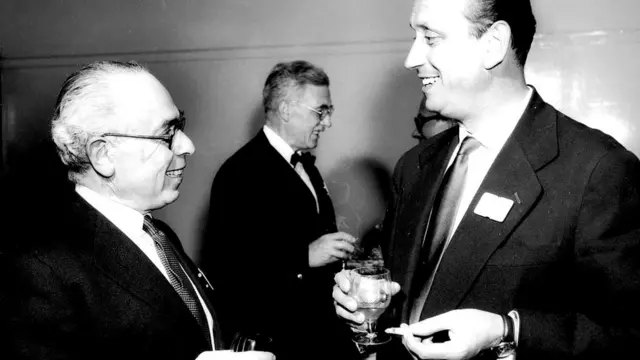 Роберт Лукас (слева) с 1938 года готовил сатирические радиопрограммы для Немецкой службы Би-би-си
