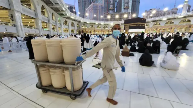 Des fonctionnaires fournissent de l'eau de Zamzam aux futurs pèlerins à Masjid al-Haram (Grande Mosquée), où se trouve le site le plus sacré de l'Islam, la Kaaba.