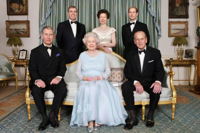 В 2007 году королева Елизавета II и герцог Эдинбургский отметили бриллиантовую свадьбу - 60 лет со дня бракосочетания