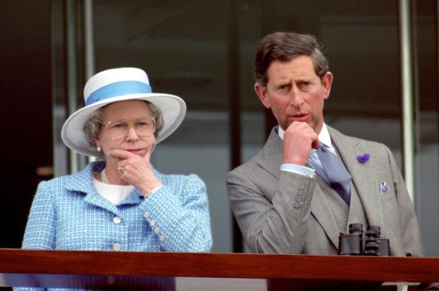 Принц Чарльз и королева Елизавета наблюдают за скачками в Эпсоме