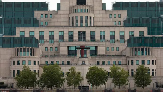 В самом правительстве информацию MI6 поначалу восприняли с недоверием