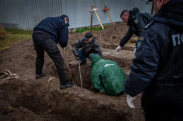 Геннадий, хоронивший своих соседей, теперь помогает доставать тела из могил