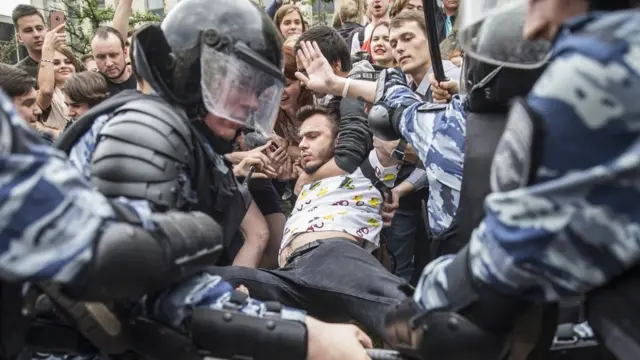 Полиция задерживает представителя Фонда борьбы с коррупцией на акции в Москве