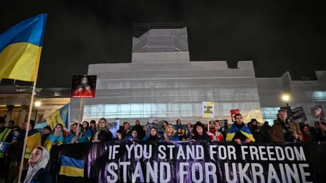 Акция памяти накануне годовщины российского вторжения в Украину на Tрафальгарской площади в Лондоне