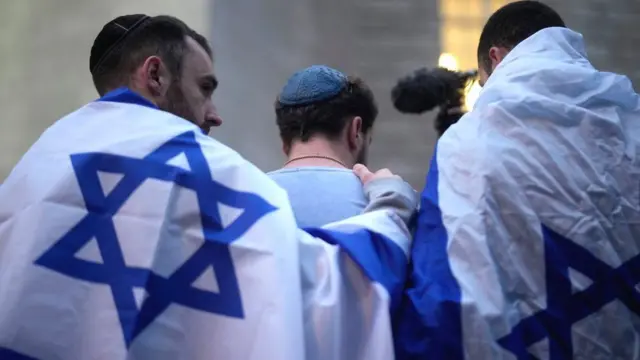 Des membres de la communauté juive assistent à une veillée pour les victimes des récents attentats en Israël à la Central Library, St Peter's Square, le 11 octobre 2023 à Manchester, Royaume-Uni.