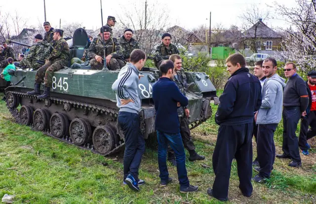 Люди в цивільному блокують українську військову техніку