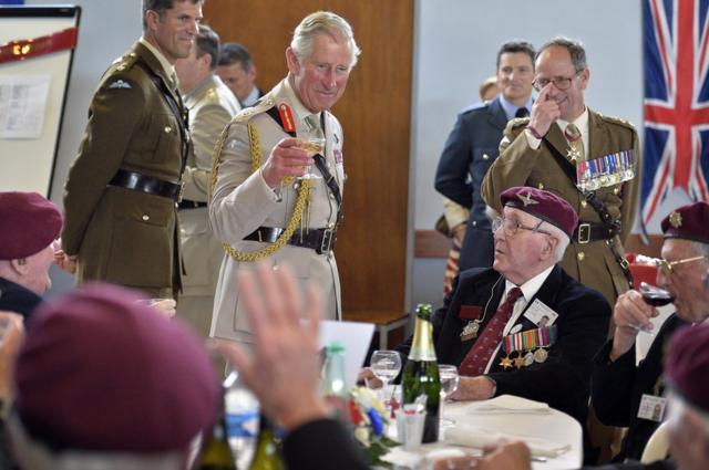 Принц Чарльз поднимает бокал за здоровье ветеранов в честь 70-летия высадки в Нормандии