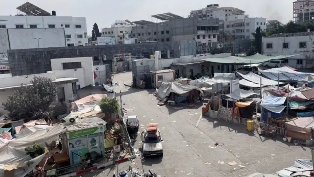 Tents and shelters displaced Palestinians dey use for di courtyard of Al=Shifa