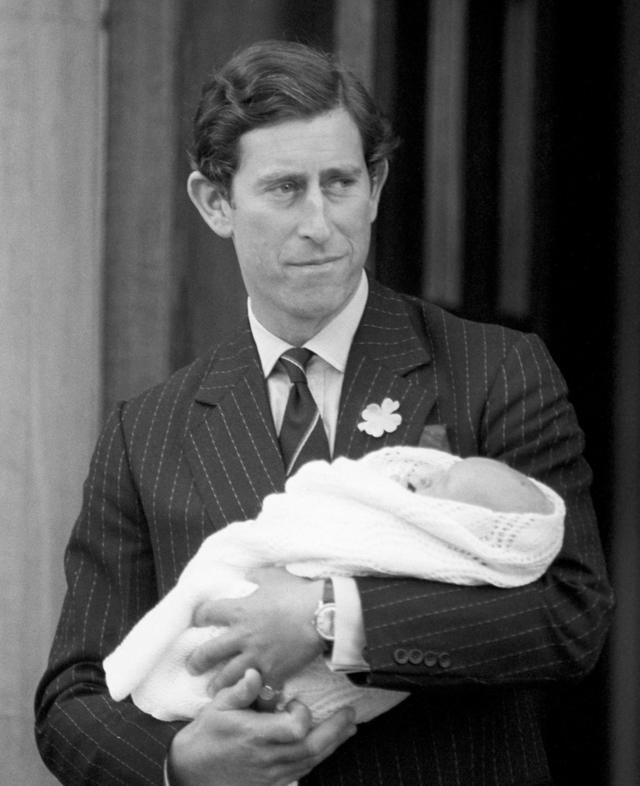 Принц Чарльз держит на руках своего первенца - принца Уильяма